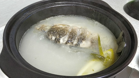 做鲫鱼豆腐汤加热水还是凉水?鱼汤熬出无腥奶白色,就这么简单